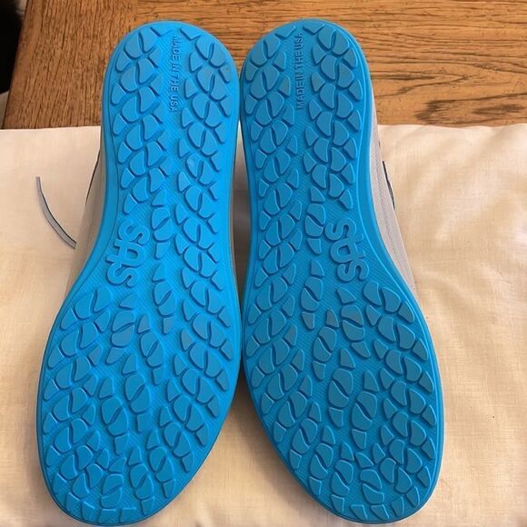 SAS STYLE SPORTY SILVER SNEAKERS.  NEW. - Picture 7 of 10